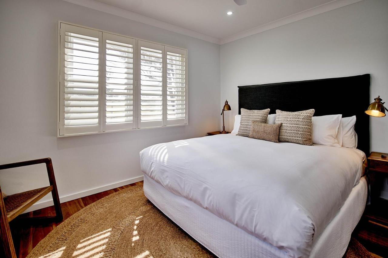 Goonoo Goonoo Station 호텔 탬워스 외부 사진 A bedroom with plantation shutters