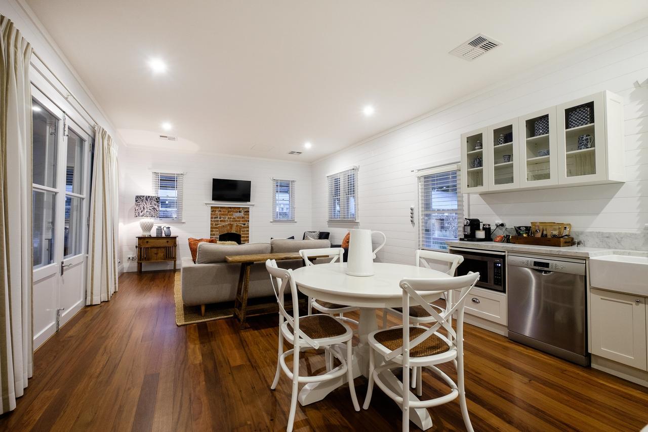 Goonoo Goonoo Station 호텔 탬워스 외부 사진 The kitchen and living room of a typical apartment
