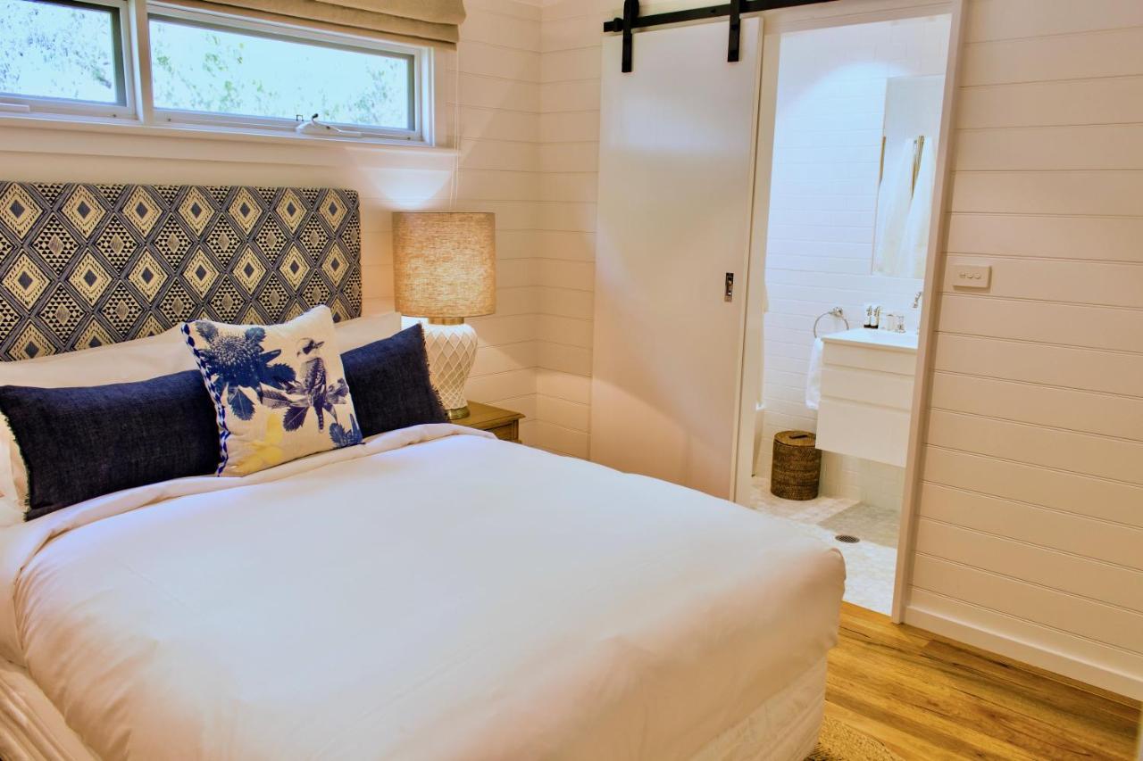 Goonoo Goonoo Station 호텔 탬워스 외부 사진 A bedroom with a sliding barn door