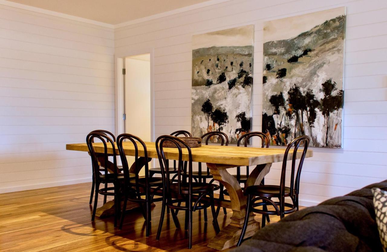 Goonoo Goonoo Station 호텔 탬워스 외부 사진 A dining room with a Thonet chair set